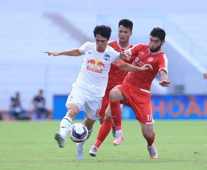 Công Phượng nổi nóng khi bị cầu thủ Viettel FC phạm lỗi quyết liệt - Ảnh 1.
