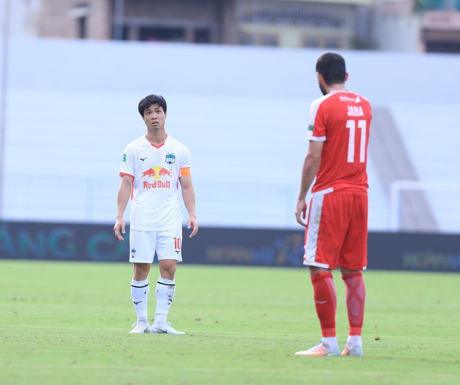 Công Phượng nổi nóng khi bị cầu thủ Viettel FC phạm lỗi quyết liệt - Ảnh 8.