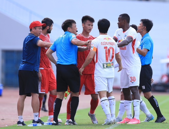 Công Phượng nổi nóng khi bị cầu thủ Viettel FC phạm lỗi quyết liệt - Ảnh 6.