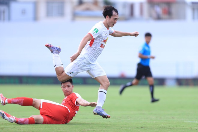 Công Phượng nổi nóng khi bị cầu thủ Viettel FC phạm lỗi quyết liệt - Ảnh 12.