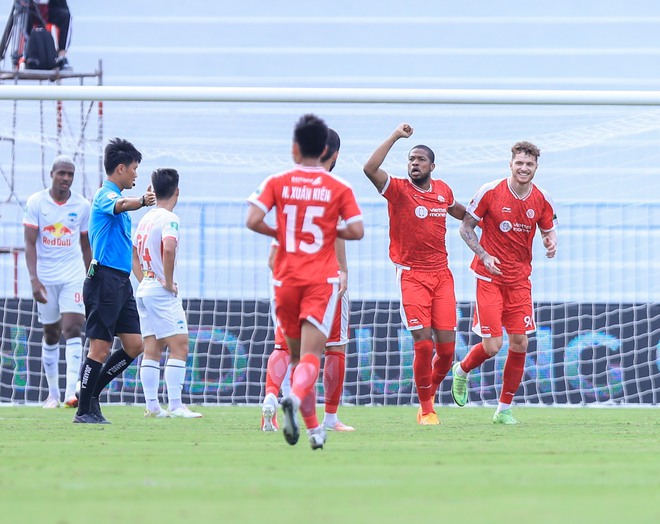 Công Phượng nổi nóng khi bị cầu thủ Viettel FC phạm lỗi quyết liệt - Ảnh 11.