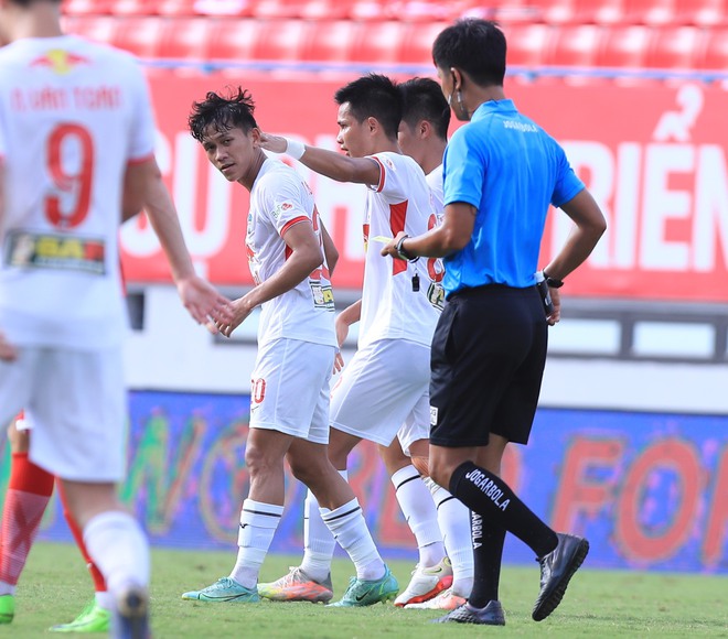 Công Phượng nổi nóng khi bị cầu thủ Viettel FC phạm lỗi quyết liệt - Ảnh 10.