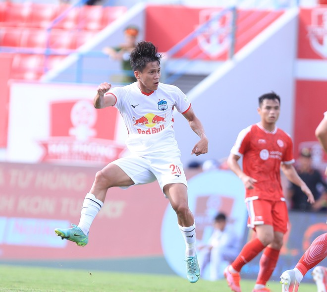 Công Phượng nổi nóng khi bị cầu thủ Viettel FC phạm lỗi quyết liệt - Ảnh 9.