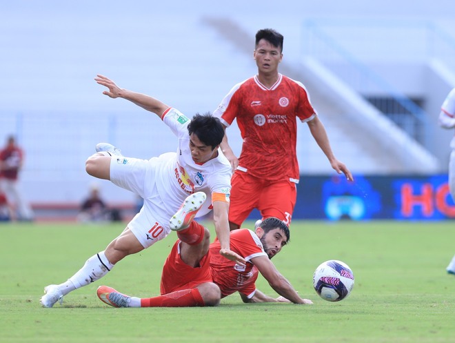 Công Phượng nổi nóng khi bị cầu thủ Viettel FC phạm lỗi quyết liệt - Ảnh 3.