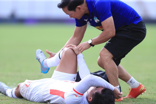 Công Phượng nổi nóng khi bị cầu thủ Viettel FC phạm lỗi quyết liệt - Ảnh 13.
