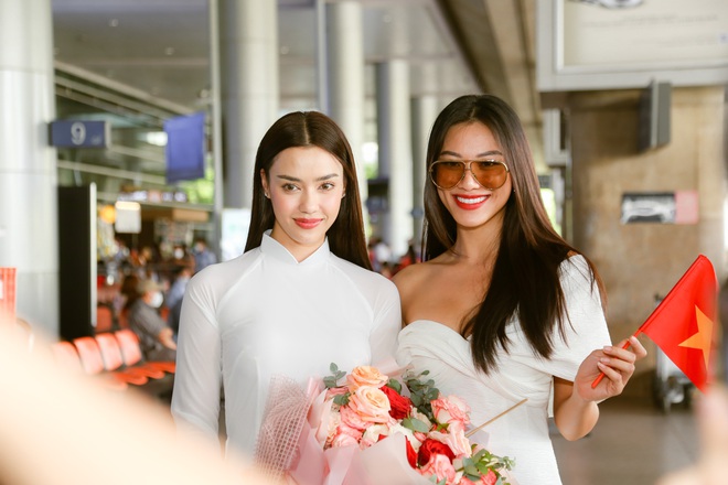 Kim Duyên đón Hoa hậu Hoàn vũ Thái Lan 2020 Amanda Obdam lần đầu đến Việt Nam - Ảnh 8. Kim Duyên đón Hoa hậu Hoàn vũ Thái Lan 2020 Amanda Obdam lần đầu đến Việt Nam - Ảnh 8.