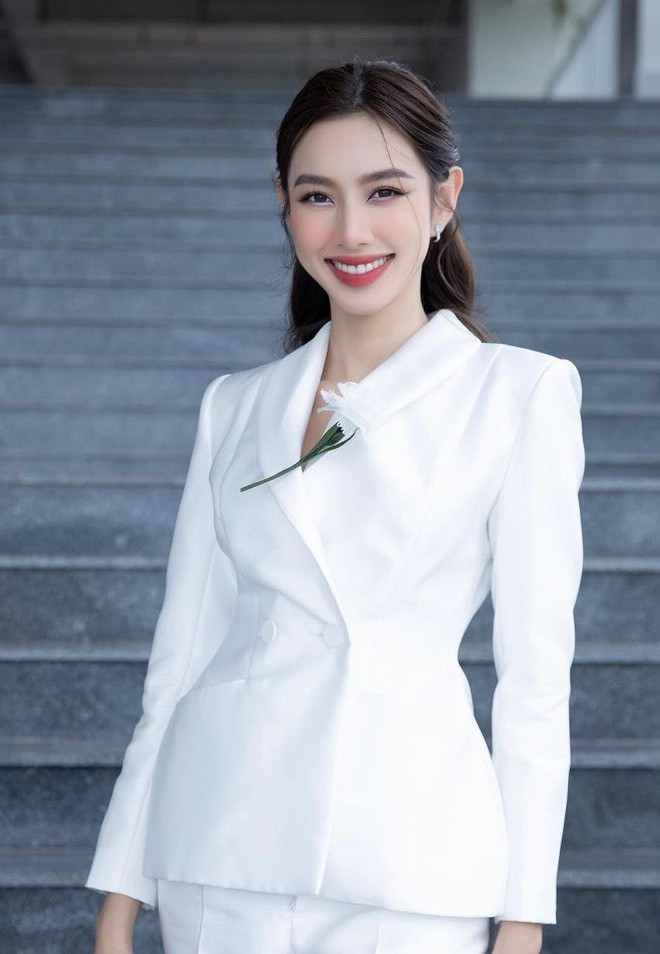 Mỹ nhân Việt diện vest: Hoa hậu Thùy Tiên quyền lực, Midu chuộng style thanh lịch - Ảnh 2.