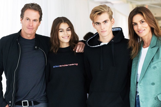 Cindy Crawford: Nàng siêu mẫu sở hữu nốt ruồi mang tính biểu tượng và chuyện tình yêu đi qua 2 thập kỷ ở Hollywood - Ảnh 7.