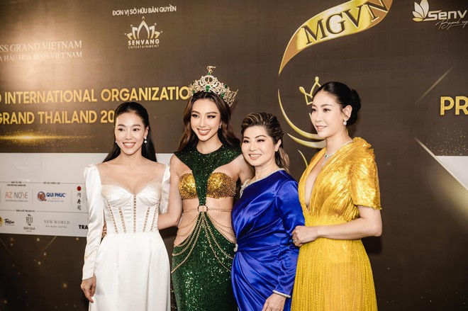Mặc lại v&aacute;y xẻ v&ograve;ng 1 t&aacute;o bạo của Th&ugrave;y Ti&ecirc;n - H&agrave; Hồ, H&agrave; Kiều Anh khoe nhan sắc n&oacute;ng bỏng tuổi 45 - Ảnh 6.
