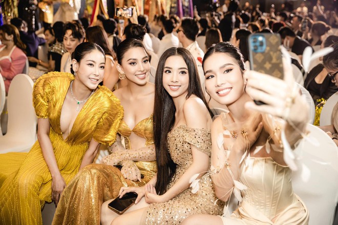 Mặc lại v&aacute;y xẻ v&ograve;ng 1 t&aacute;o bạo của Th&ugrave;y Ti&ecirc;n - H&agrave; Hồ, H&agrave; Kiều Anh khoe nhan sắc n&oacute;ng bỏng tuổi 45 - Ảnh 8.