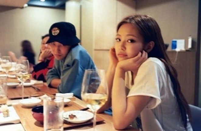 Công chúng phát sốt trước ảnh Lisa và Jisoo đi ăn riêng với Taeyang, dự đoán màn kết hợp của BLACKPINK và BIGBANG - Ảnh 4.
