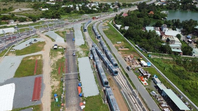 2 toa tàu Metro hiện đại ở TP.HCM bị vẽ bậy, bôi bẩn  - Ảnh 2.