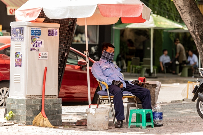 Thương lắm những bác bảo vệ già mưu sinh dưới nắng nóng gay gắt ở TP.HCM: Có công việc là may mắn rồi con - Ảnh 12.