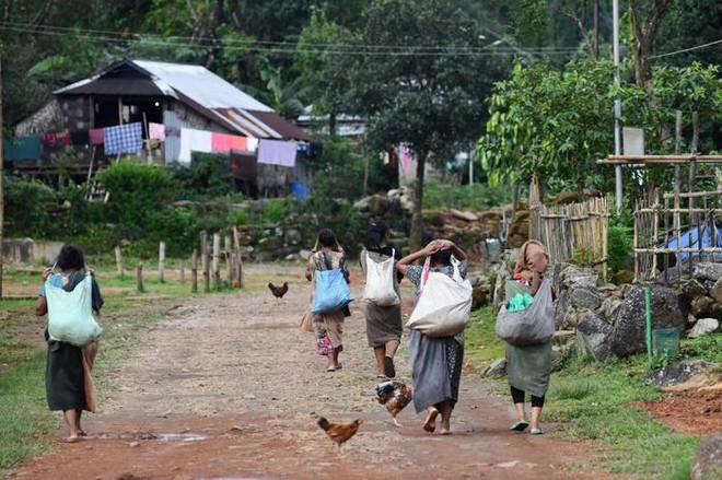 H&agrave; Nội đang v&agrave;o m&ugrave;a mưa thất thường như c&ocirc; người y&ecirc;u, bạn c&oacute; muốn thử trải nghiệm cuộc sống ở ng&ocirc;i l&agrave;ng mưa nhiều nhất thế giới kh&ocirc;ng? - Ảnh 10.