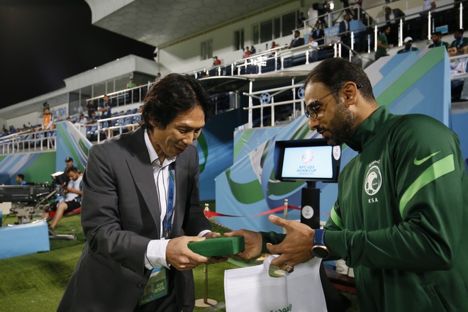 HLV U23 Saudi Arabia tặng quà cho HLV U23 Việt Nam trước tứ kết U23 châu Á 2022 - Ảnh 2.
