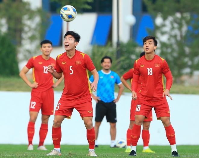 Phan Tuấn Tài búng tai Nhâm Mạnh Dũng, U23 Việt Nam chơi cực vui trước tứ kết U23 châu Á 2022 - Ảnh 10.