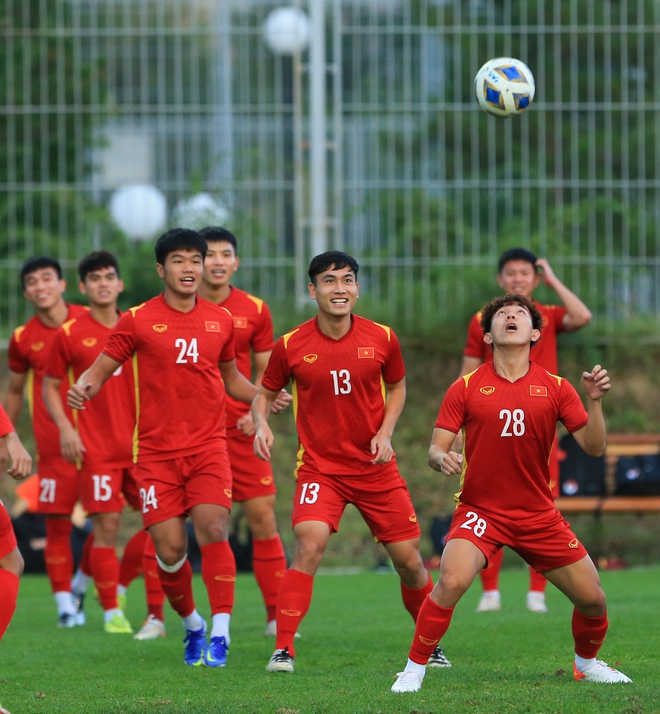 Phan Tuấn T&agrave;i b&uacute;ng tai Nh&acirc;m Mạnh Dũng, U23 Việt Nam chơi cực vui trước tứ kết U23 ch&acirc;u &Aacute; 2022 - Ảnh 9.