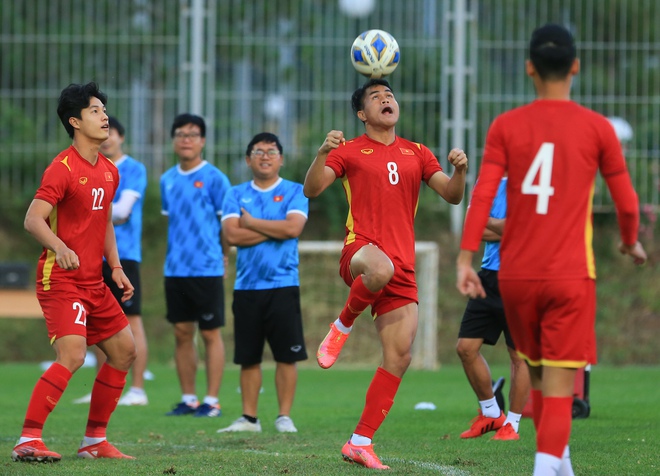 Phan Tuấn T&agrave;i b&uacute;ng tai Nh&acirc;m Mạnh Dũng, U23 Việt Nam chơi cực vui trước tứ kết U23 ch&acirc;u &Aacute; 2022 - Ảnh 11.