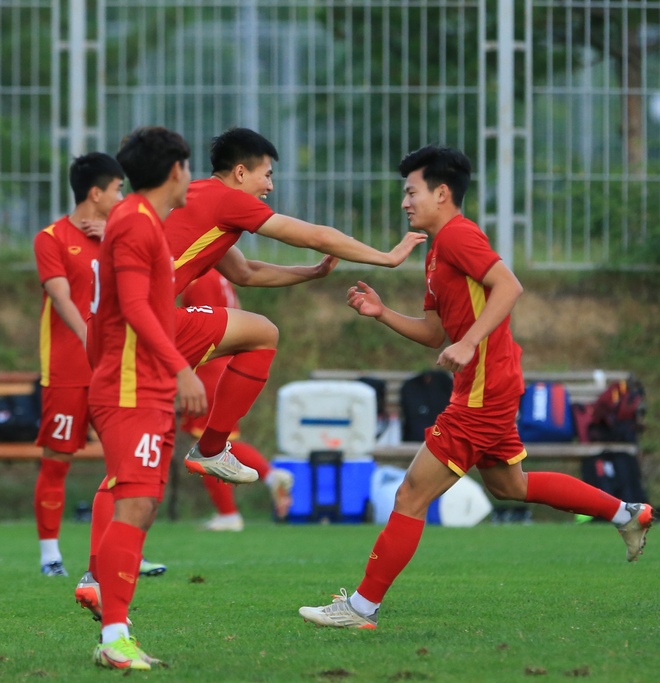 Phan Tuấn Tài búng tai Nhâm Mạnh Dũng, U23 Việt Nam chơi cực vui trước tứ kết U23 châu Á 2022 - Ảnh 6.