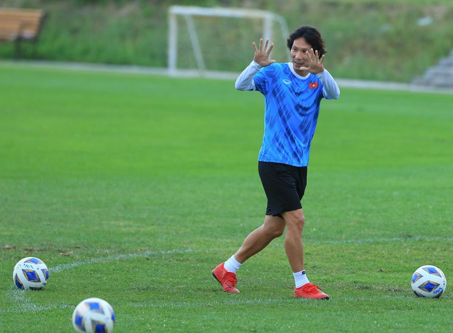 Phan Tuấn T&agrave;i b&uacute;ng tai Nh&acirc;m Mạnh Dũng, U23 Việt Nam chơi cực vui trước tứ kết U23 ch&acirc;u &Aacute; 2022 - Ảnh 1.