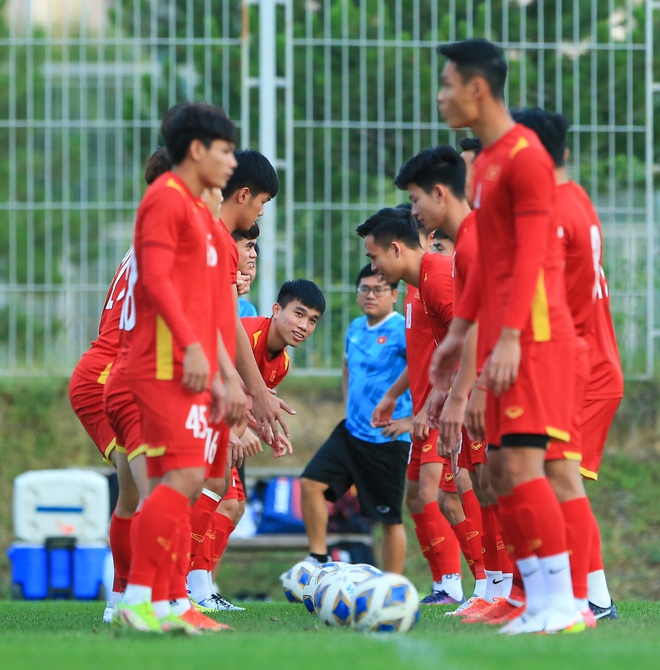 Phan Tuấn T&agrave;i b&uacute;ng tai Nh&acirc;m Mạnh Dũng, U23 Việt Nam chơi cực vui trước tứ kết U23 ch&acirc;u &Aacute; 2022 - Ảnh 2.