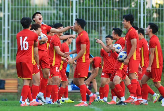 Phan Tuấn T&agrave;i b&uacute;ng tai Nh&acirc;m Mạnh Dũng, U23 Việt Nam chơi cực vui trước tứ kết U23 ch&acirc;u &Aacute; 2022 - Ảnh 3.