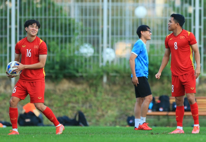 Phan Tuấn T&agrave;i b&uacute;ng tai Nh&acirc;m Mạnh Dũng, U23 Việt Nam chơi cực vui trước tứ kết U23 ch&acirc;u &Aacute; 2022 - Ảnh 7.