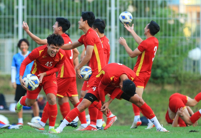 Phan Tuấn T&agrave;i b&uacute;ng tai Nh&acirc;m Mạnh Dũng, U23 Việt Nam chơi cực vui trước tứ kết U23 ch&acirc;u &Aacute; 2022 - Ảnh 8.