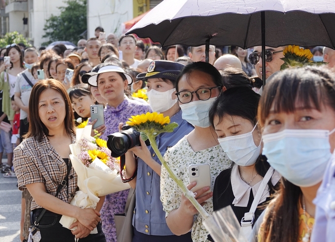 Toàn cảnh kỳ thi đại học khốc liệt nhất thế giới 2022: Cả đất nước &quot;nín thở&quot; dõi theo, sĩ tử từ chối phẫu thuật để dự thi ngày cuối cùng - Ảnh 6.