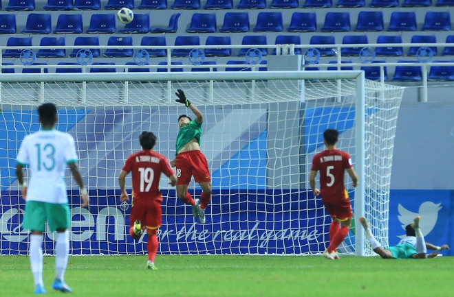 15 ph&uacute;t kh&oacute; qu&ecirc;n của cầu thủ U23 Việt Nam khi phải l&agrave;m thủ m&ocirc;n bất đắc dĩ - Ảnh 8.