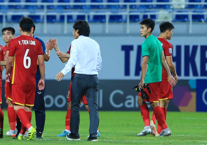 15 ph&uacute;t kh&oacute; qu&ecirc;n của cầu thủ U23 Việt Nam khi phải l&agrave;m thủ m&ocirc;n bất đắc dĩ - Ảnh 14.