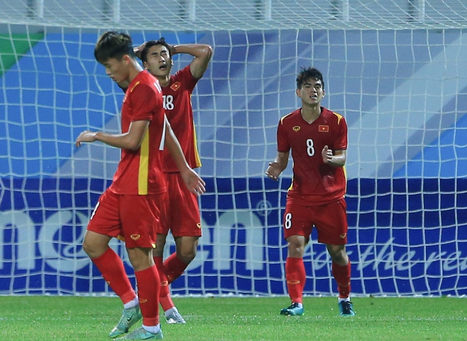 15 ph&uacute;t kh&oacute; qu&ecirc;n của cầu thủ U23 Việt Nam khi phải l&agrave;m thủ m&ocirc;n bất đắc dĩ - Ảnh 12.