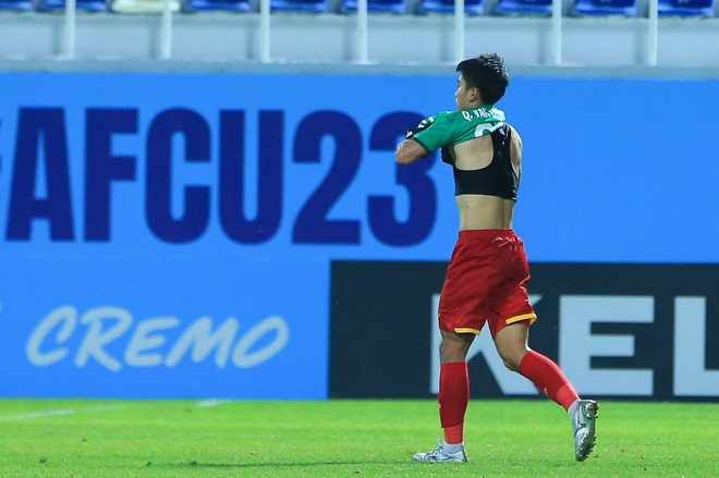15 ph&uacute;t kh&oacute; qu&ecirc;n của cầu thủ U23 Việt Nam khi phải l&agrave;m thủ m&ocirc;n bất đắc dĩ - Ảnh 3.