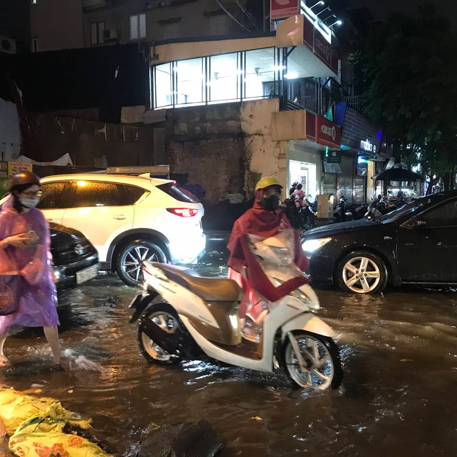 Nhiều tuyến phố ở Hà Nội ngập sâu, nước tràn vào nhà dân sau cơn mưa lớn kéo dài - Ảnh 9.