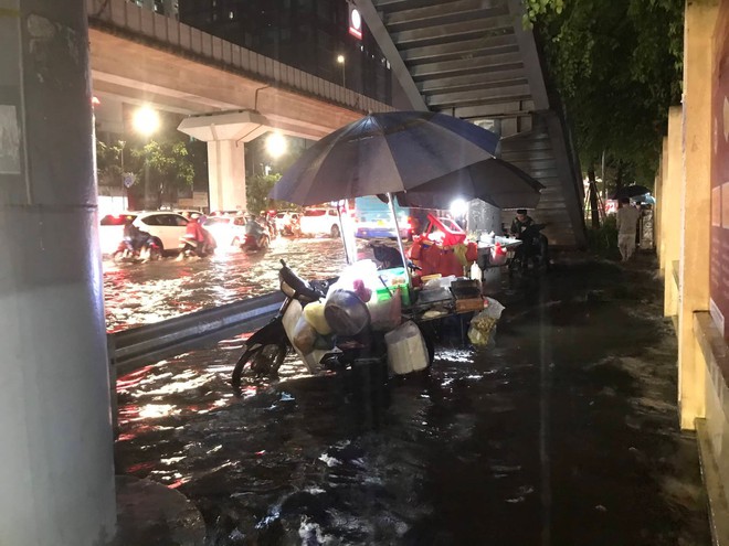 Nhiều tuyến phố ở H&agrave; Nội ngập s&acirc;u, nước tr&agrave;n v&agrave;o nh&agrave; d&acirc;n sau cơn mưa lớn k&eacute;o d&agrave;i - Ảnh 5.