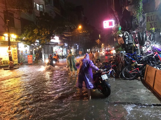Nhiều tuyến phố ở Hà Nội ngập sâu, nước tràn vào nhà dân sau cơn mưa lớn kéo dài - Ảnh 14.
