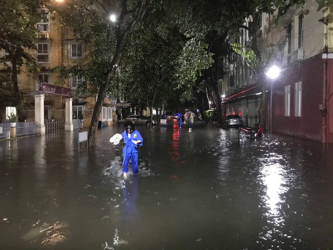 Nhiều tuyến phố ở Hà Nội ngập sâu, nước tràn vào nhà dân sau cơn mưa lớn kéo dài - Ảnh 6.