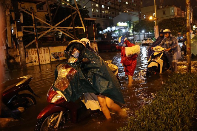 Toàn cảnh phố phường Hà Nội sau trận mưa lớn tối 13/6: Ngập đến nửa người, người dân vất vả lội nước tìm đường về nhà lúc nửa đêm - Ảnh 4.