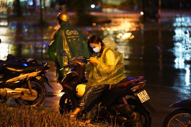 Toàn cảnh phố phường Hà Nội sau trận mưa lớn tối 13/6: Ngập đến nửa người, người dân vất vả lội nước tìm đường về nhà lúc nửa đêm - Ảnh 9.
