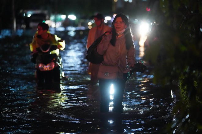 Toàn cảnh phố phường Hà Nội sau trận mưa lớn tối 13/6: Ngập đến nửa người, người dân vất vả lội nước tìm đường về nhà lúc nửa đêm - Ảnh 10.