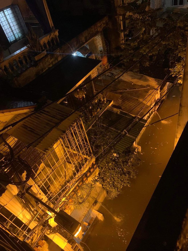 Toàn cảnh Hà Nội sau trận mưa lớn tối 13⁄6: Đường phố ngập lút bánh xe, người dân vất vả lội nước về nhà lúc nửa đêm - Ảnh 16.