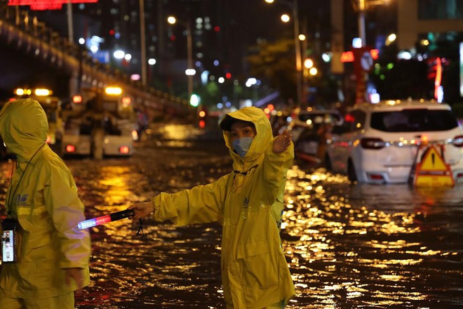 Toàn cảnh Hà Nội sau trận mưa lớn tối 13⁄6: Đường phố ngập lút bánh xe, người dân vất vả lội nước về nhà lúc nửa đêm - Ảnh 8.