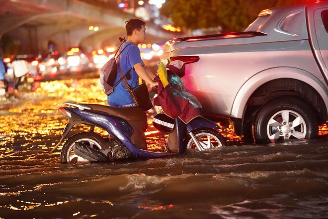 Toàn cảnh Hà Nội sau trận mưa lớn tối 13⁄6: Đường phố ngập lút bánh xe, người dân vất vả lội nước về nhà lúc nửa đêm - Ảnh 6.