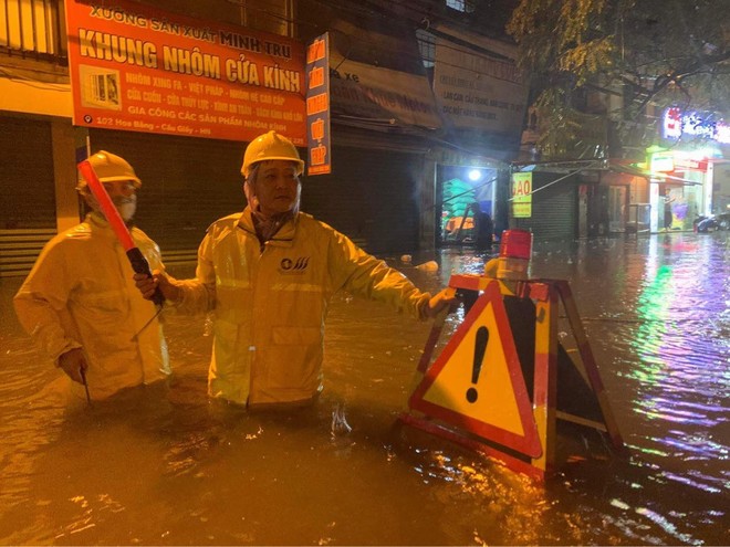 Toàn cảnh Hà Nội sau trận mưa lớn tối 13⁄6: Đường phố ngập lút bánh xe, người dân vất vả lội nước về nhà lúc nửa đêm - Ảnh 16.