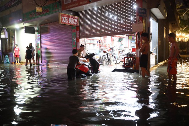Toàn cảnh phố phường Hà Nội sau trận mưa lớn tối 13/6: Ngập đến nửa người, người dân vất vả lội nước tìm đường về nhà lúc nửa đêm - Ảnh 13.