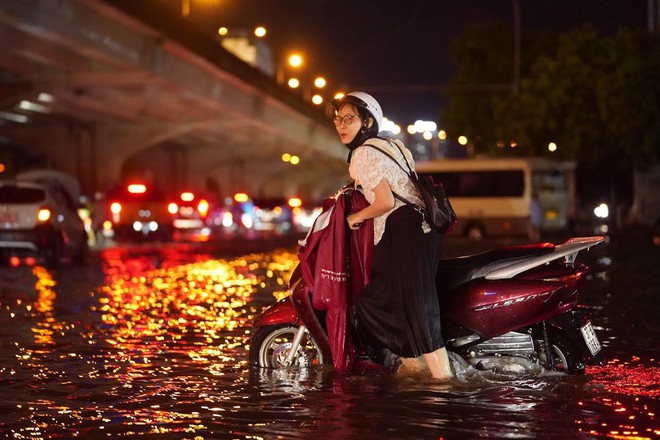 Toàn cảnh Hà Nội sau trận mưa lớn tối 13⁄6: Đường phố ngập lút bánh xe, người dân vất vả lội nước về nhà lúc nửa đêm - Ảnh 6.