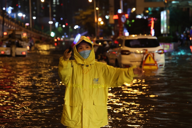 Toàn cảnh Hà Nội sau trận mưa lớn tối 13⁄6: Đường phố ngập lút bánh xe, người dân vất vả lội nước về nhà lúc nửa đêm - Ảnh 8.