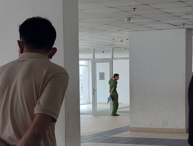 TP.HCM: Ph&aacute;t hiện người cha v&agrave; con trai 5 tuổi tử vong trong chung cư - Ảnh 1.