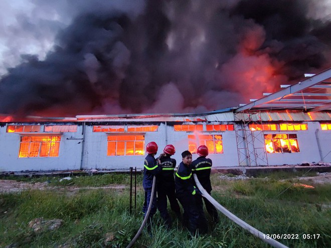 Cháy kinh hoàng tại công ty may hàng nội y lớn nhất Thừa Thiên - Huế - Ảnh 1.