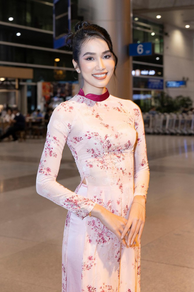 Hoa hậu Quốc tế 2019 mặc áo dài đi ăn bún chả cùng Á hậu Phương Anh ngay khi vừa đến Việt Nam - Ảnh 1.